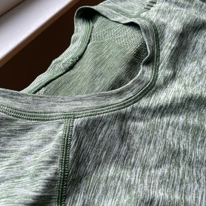 EUC - men’s Lululemon top size Large